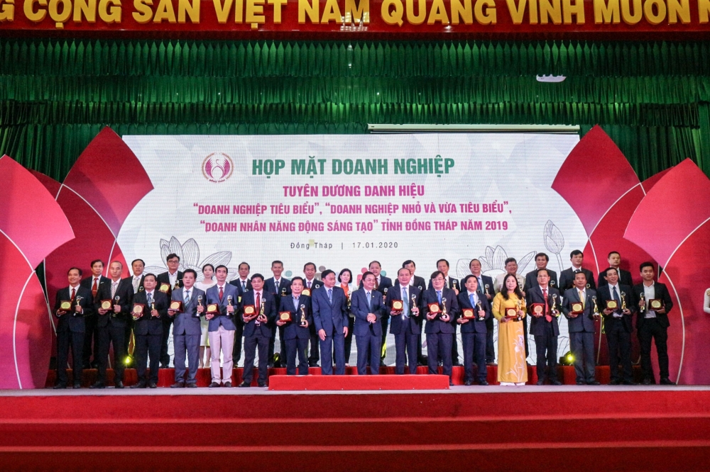 sao mai super feed duoc vinh danh doanh nghiep tieu bieu nam 2019